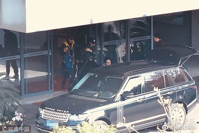 Sợ bị paparazzi chụp trộm, Angela Baby bọc chặt, không để lộ mặt con trai tại sân bay